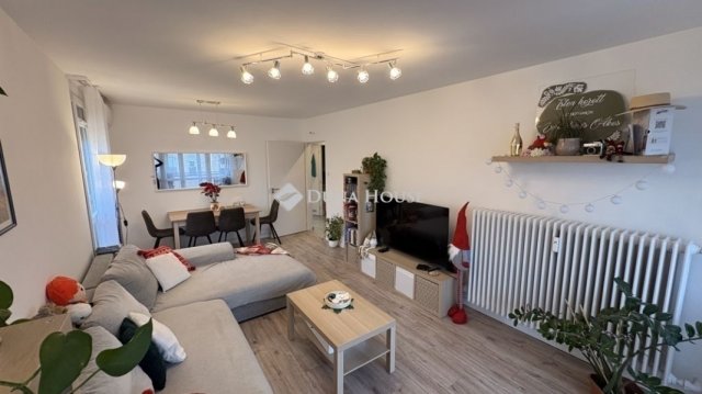 Eladó panellakás, Pécsett 64.5 M Ft, 3 szobás