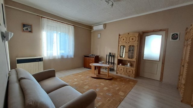 Eladó téglalakás, Nyergesújfaluban, Hullám utcában 35 M Ft