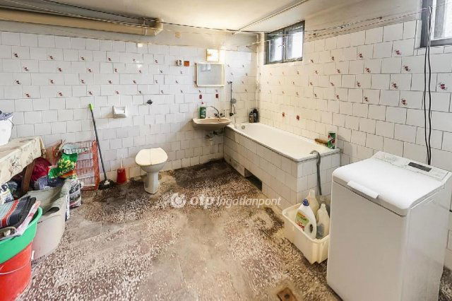 Eladó családi ház, Tatabányán 80 M Ft, 5 szobás