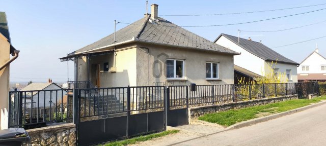 Eladó családi ház, Ajkán 61.5 M Ft, 4 szobás