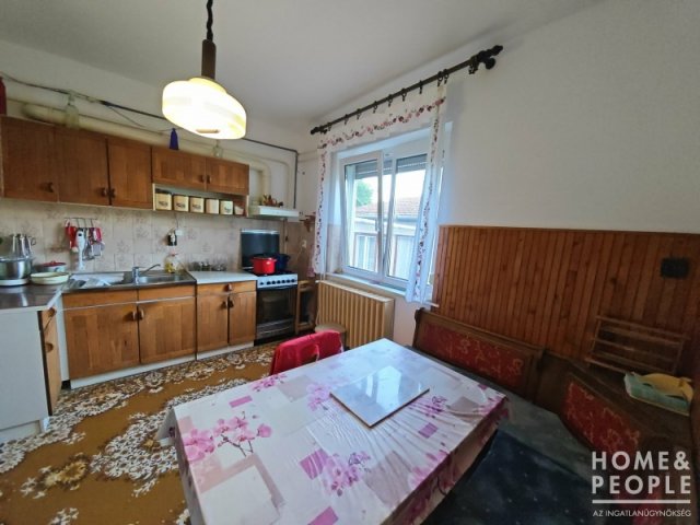 Eladó családi ház, Szegeden 124.999 M Ft, 6 szobás