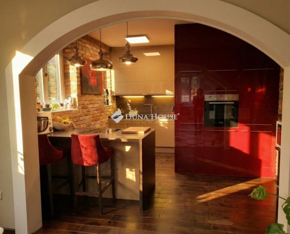 Eladó családi ház, Solymáron 299 M Ft, 7+1 szobás