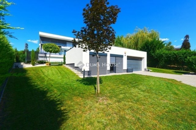 Eladó családi ház, Vácon 349.9 M Ft, 6 szobás