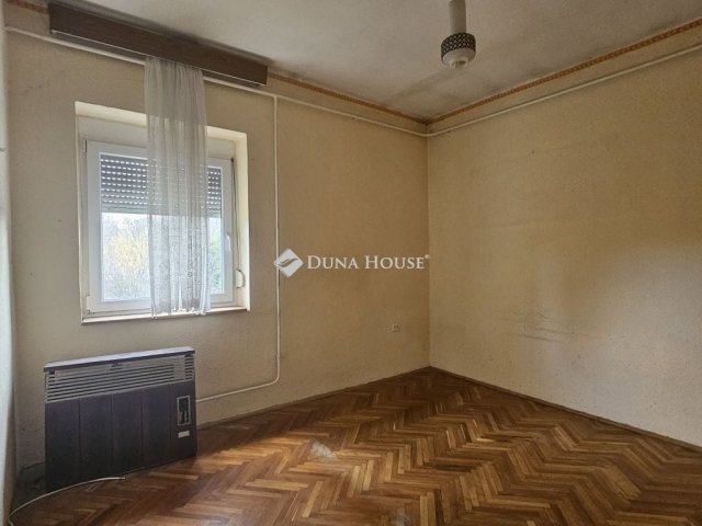 Eladó családi ház, Pécsett 85 M Ft, 7 szobás