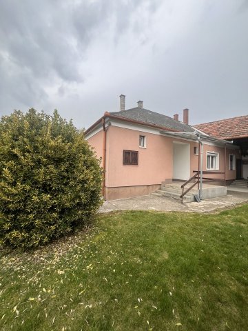 Eladó családi ház, Bősárkányon 60 M Ft, 4 szobás