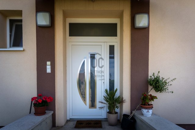 Eladó családi ház, Szolnokon 99.9 M Ft, 6 szobás