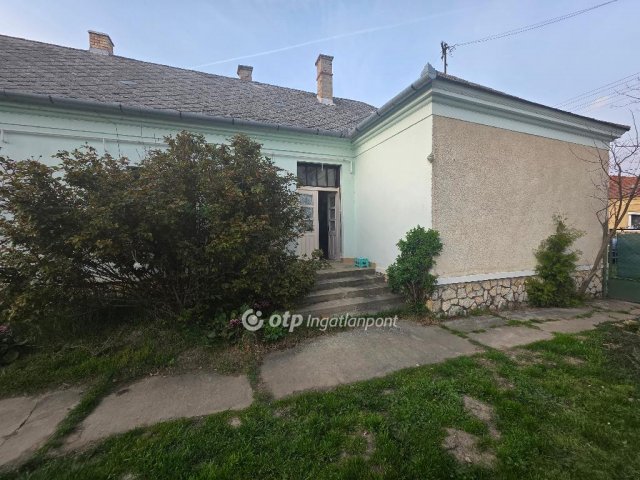 Eladó családi ház, Marcaltőn 23.5 M Ft, 3+1 szobás