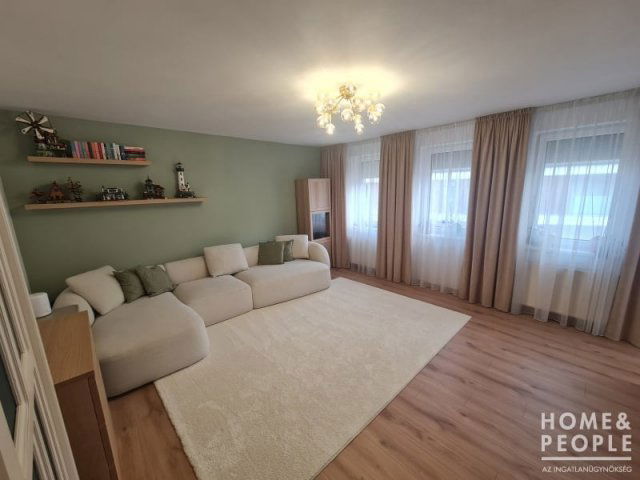 Eladó téglalakás, Szegeden 104.5 M Ft, 3 szobás