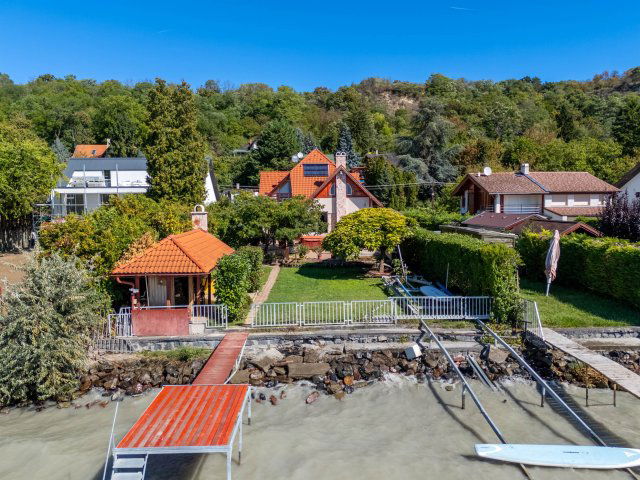 Eladó családi ház, Balatonakarattyán 499.999 M Ft, 5 szobás