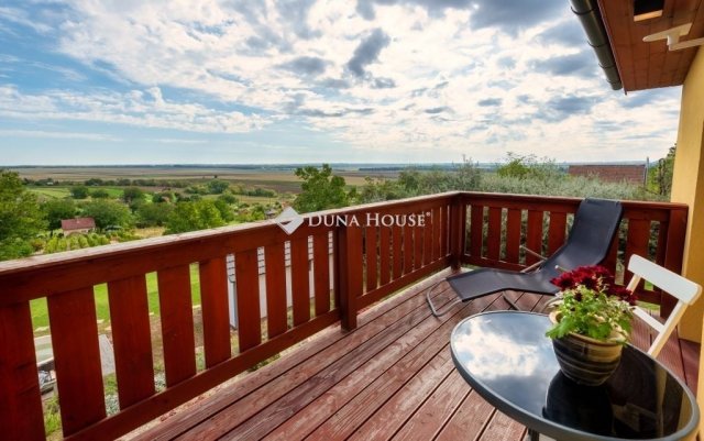 Eladó nyaraló, Pázmándon 199.9 M Ft, 10 szobás