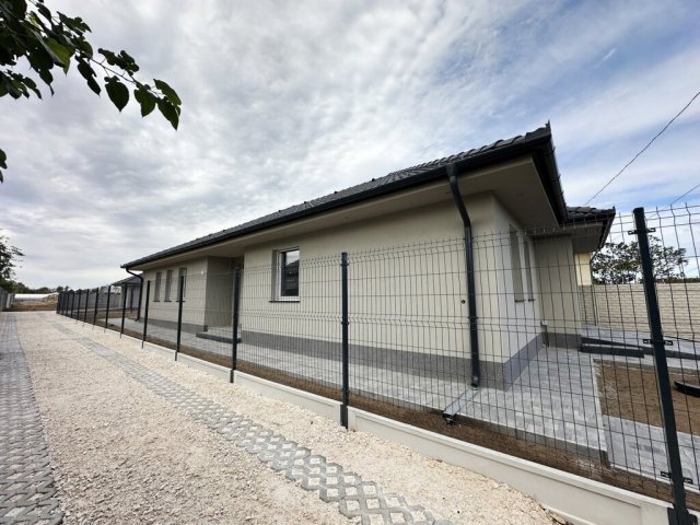 Eladó családi ház, Gyálon 132.599 M Ft, 4 szobás