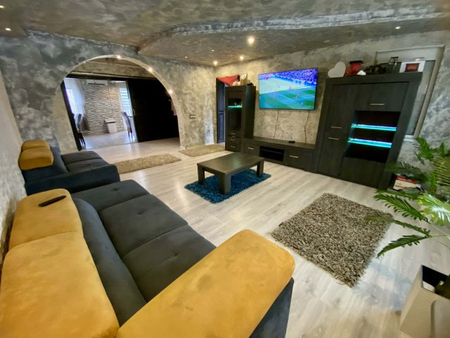 Eladó családi ház, Tiszakécskén 78.9 M Ft, 5 szobás