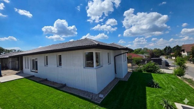 Eladó családi ház, Szigetszentmiklóson 108.8 M Ft, 5 szobás