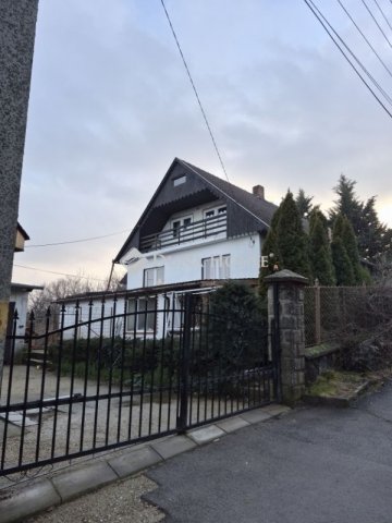 Eladó családi ház, Pécsett 79.9 M Ft, 6 szobás