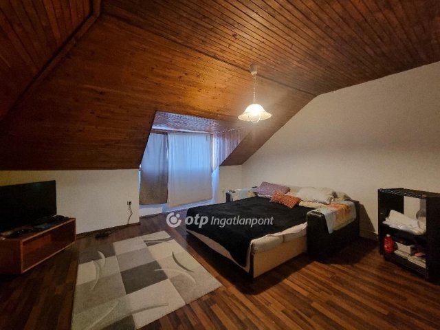 Eladó családi ház, Pápán 48.99 M Ft, 5 szobás