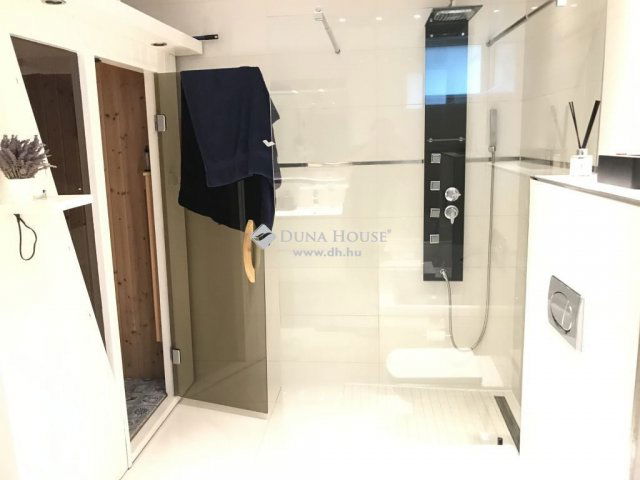 Eladó családi ház, Csopakon 398 M Ft, 6 szobás