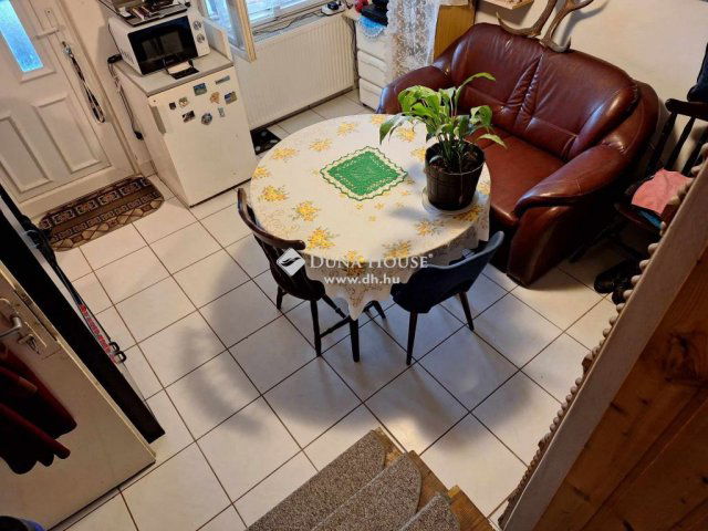 Eladó nyaraló, Neszmélyen 25 M Ft, 3 szobás