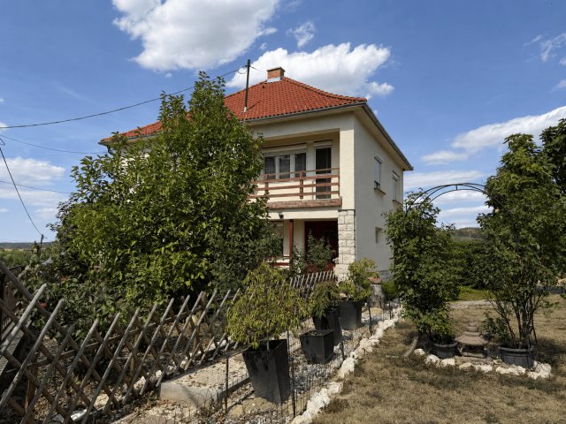 Eladó családi ház, Bakonyszentkirályon 57.9 M Ft, 4 szobás