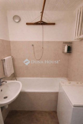 Eladó panellakás, Pécsett 36.5 M Ft, 2 szobás