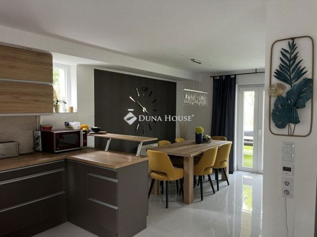 Eladó családi ház, Balatonalmádiban 252 M Ft, 5 szobás