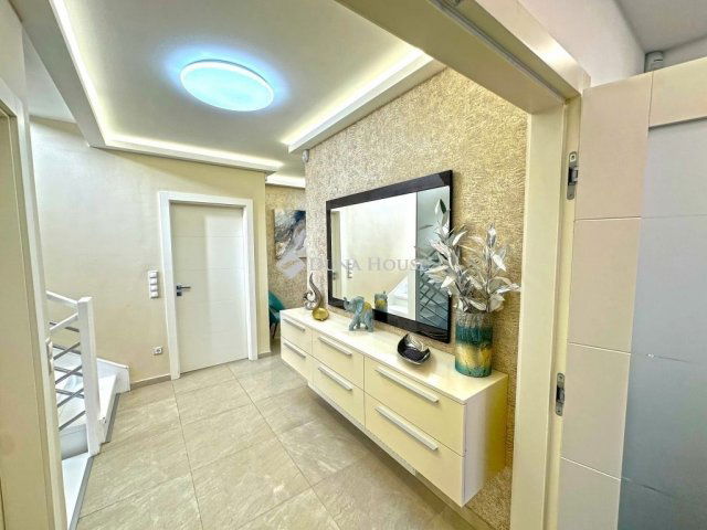 Eladó családi ház, Szentendrén 395.9 M Ft, 6 szobás