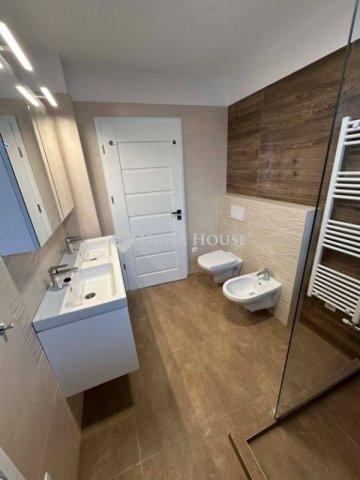 Eladó családi ház, Vecsésen 219.9 M Ft, 5 szobás