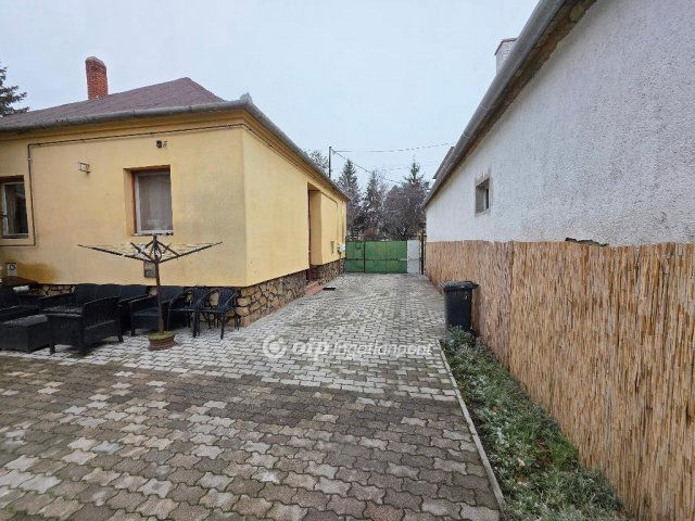Eladó családi ház, Pápán 86.99 M Ft, 3+3 szobás