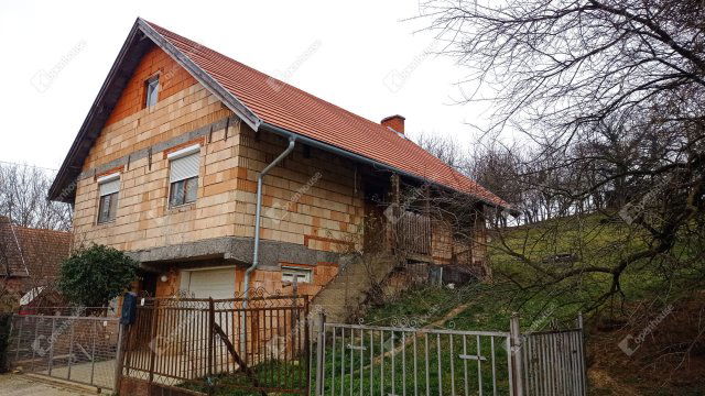 Eladó családi ház, Nemesszentandráson 34.9 M Ft, 4 szobás