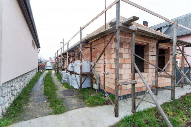 Eladó családi ház, Jánossomorján 64.9 M Ft, 7 szobás