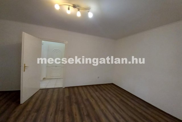 Kiadó téglalakás, albérlet, Pécsett 140 E Ft / hó, 1 szobás