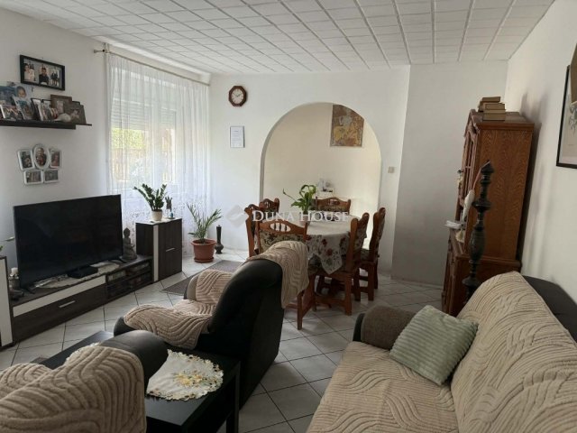 Eladó családi ház, Esztergomban 85 M Ft, 6 szobás