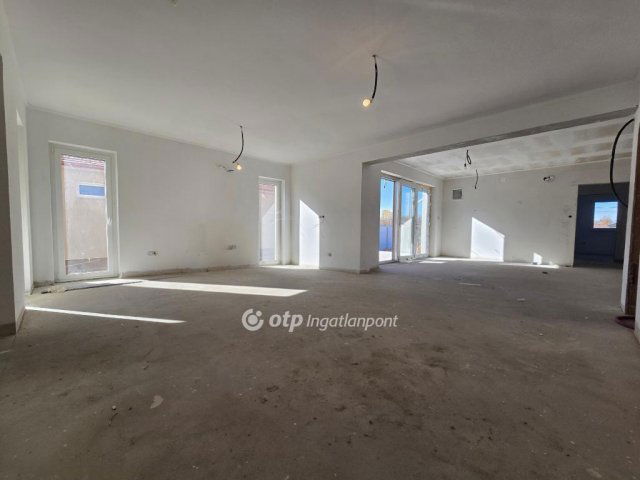 Eladó családi ház, Pápán 99.9 M Ft, 4 szobás