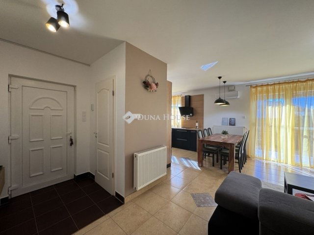 Eladó téglalakás, Szigetszentmiklóson 93.9 M Ft, 3+1 szobás