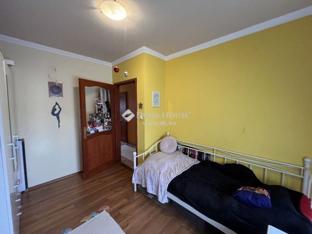 Eladó családi ház, Pétfürdőn 79.9 M Ft, 4+2 szobás