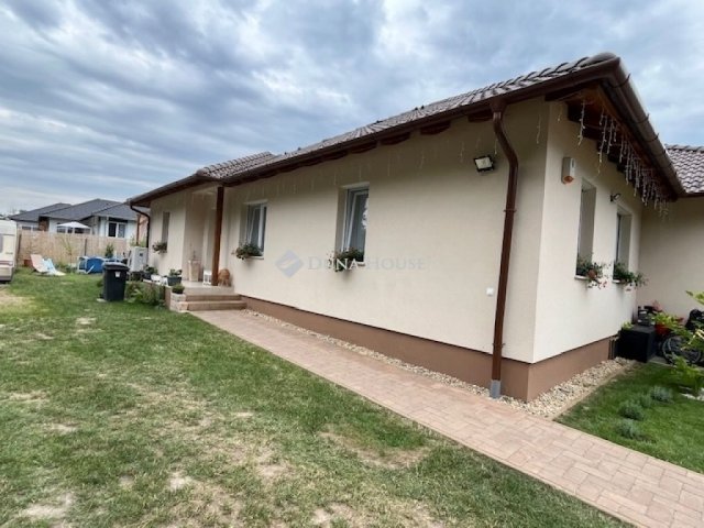 Eladó ikerház, Vácrátóton 105 M Ft, 4 szobás