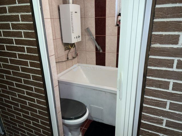 Eladó családi ház, Szegeden 42.9 M Ft, 1 szobás