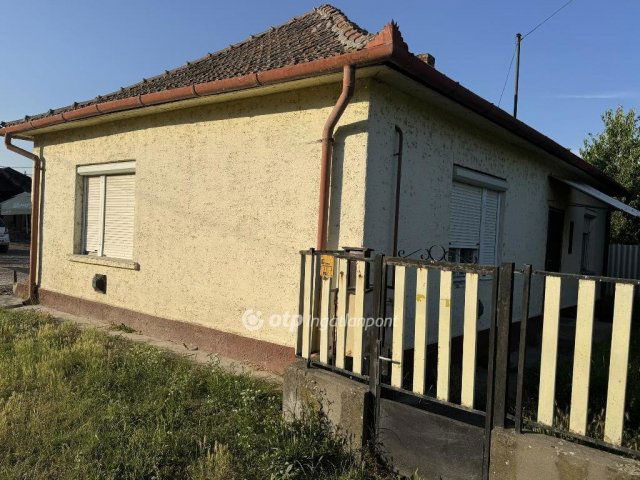 Eladó családi ház, Poroszlón 40 M Ft, 1+2 szobás
