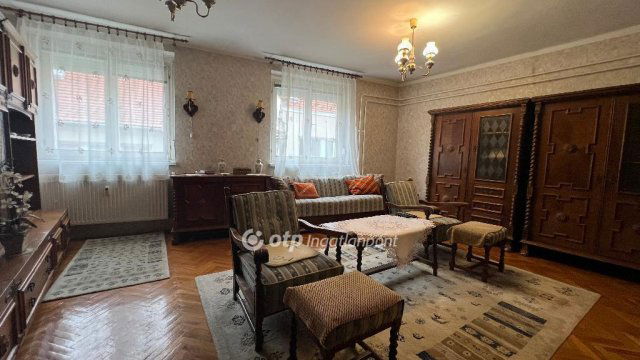 Eladó téglalakás, Egerben 79.9 M Ft, 1+2 szobás