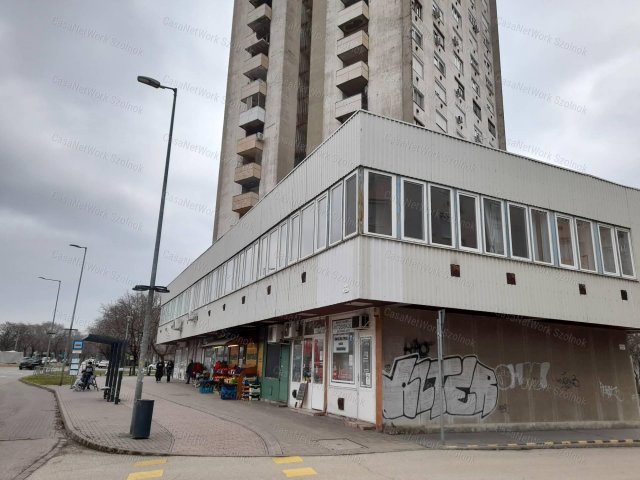 Eladó üzlethelyiség, Szolnokon 43.5 M Ft, 5+2 szobás