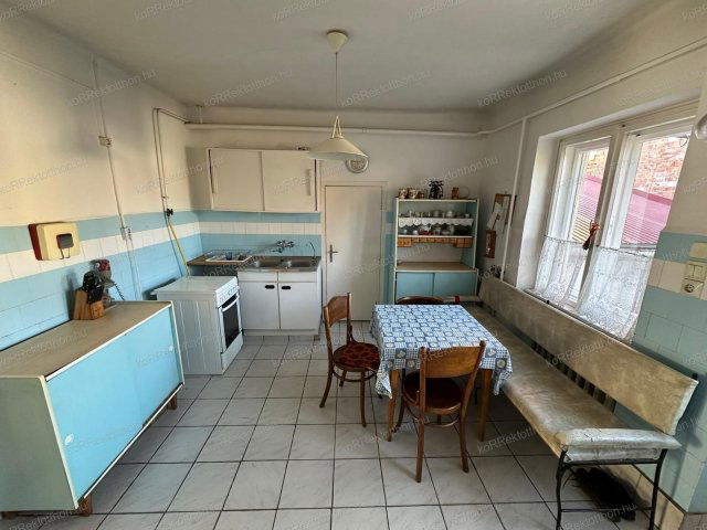 Eladó családi ház, Jászberényben 34.99 M Ft, 3 szobás