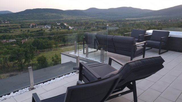 Eladó nyaraló, Szentendrén 350 M Ft, 5 szobás