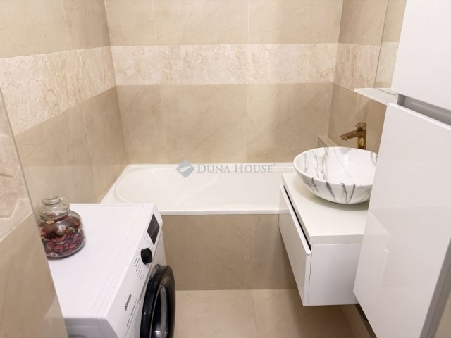 Eladó panellakás, Pécsett 51.9 M Ft, 3 szobás