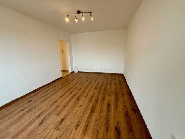 Eladó panellakás, Pécsett 49 M Ft, 3 szobás