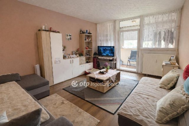 Eladó panellakás, Egerben 39.9 M Ft, 2 szobás