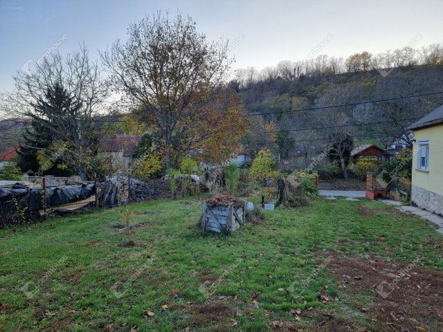 Eladó családi ház, Nyúlon 63.7 M Ft, 2 szobás