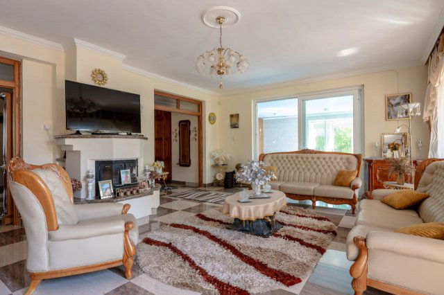 Eladó családi ház, Siófokon 159.9 M Ft, 6 szobás