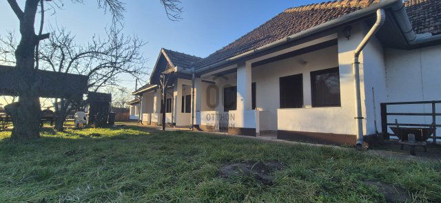 Eladó családi ház, Poroszlón 55 M Ft, 8 szobás