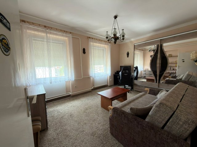 Eladó téglalakás, Komlón, Petőfi téren 25.99 M Ft, 2 szobás