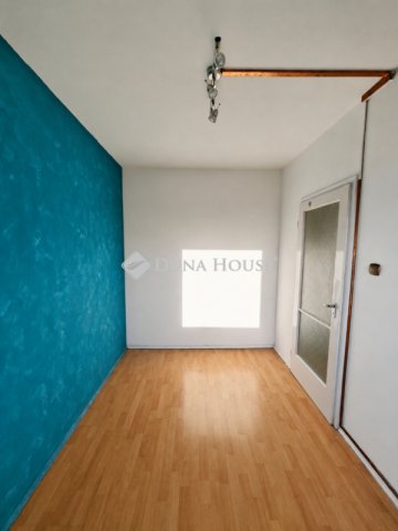 Eladó panellakás, Szegeden 54 M Ft, 4 szobás