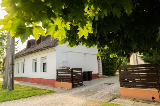 Eladó családi ház, Velencén, Fő utcában 104 M Ft, 7 szobás